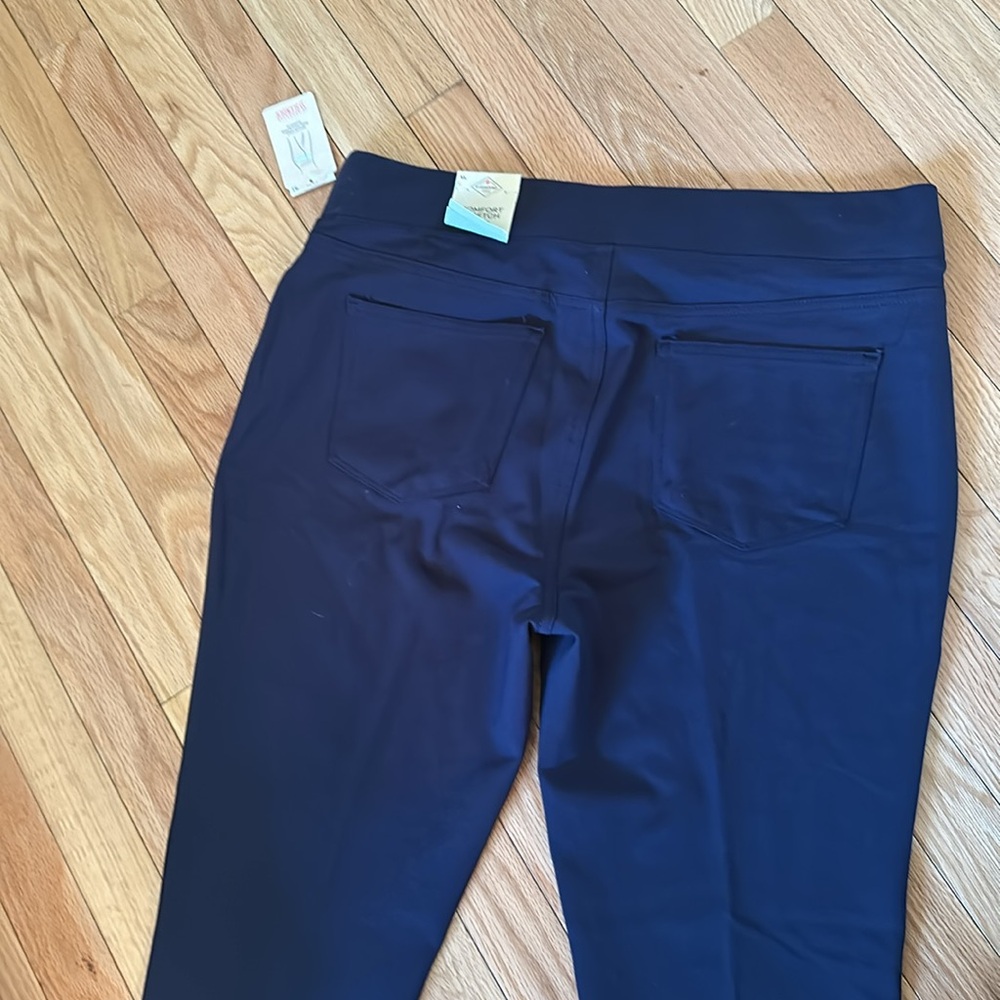 It’s John’s Bay mid rise, comfort stretch l jegging. Fitted thru hip & thigh - Picture 3 of 6